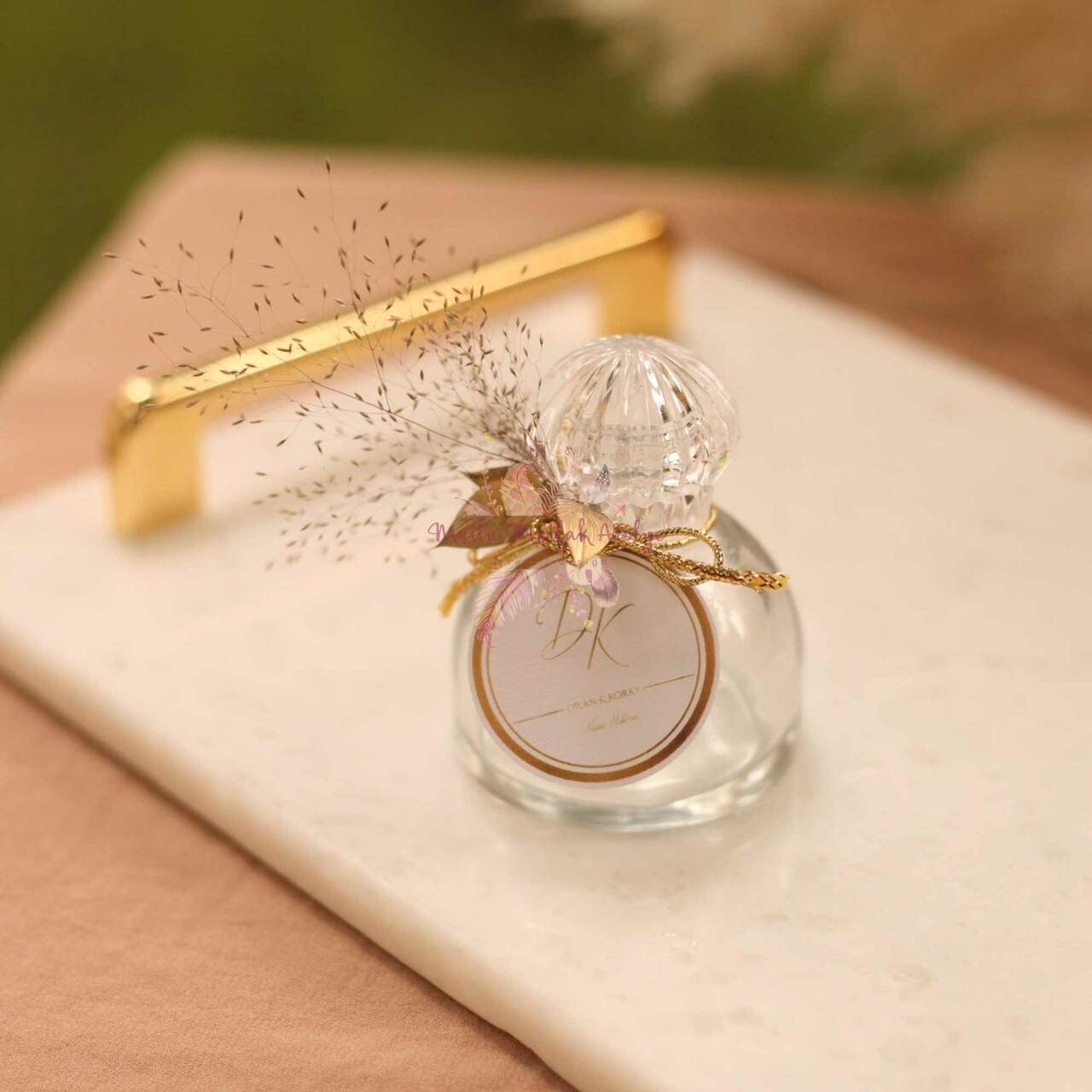 Yuvarlak Kesme Cam Şişe Çiçek Süslemeli Hediyelik Kolonya