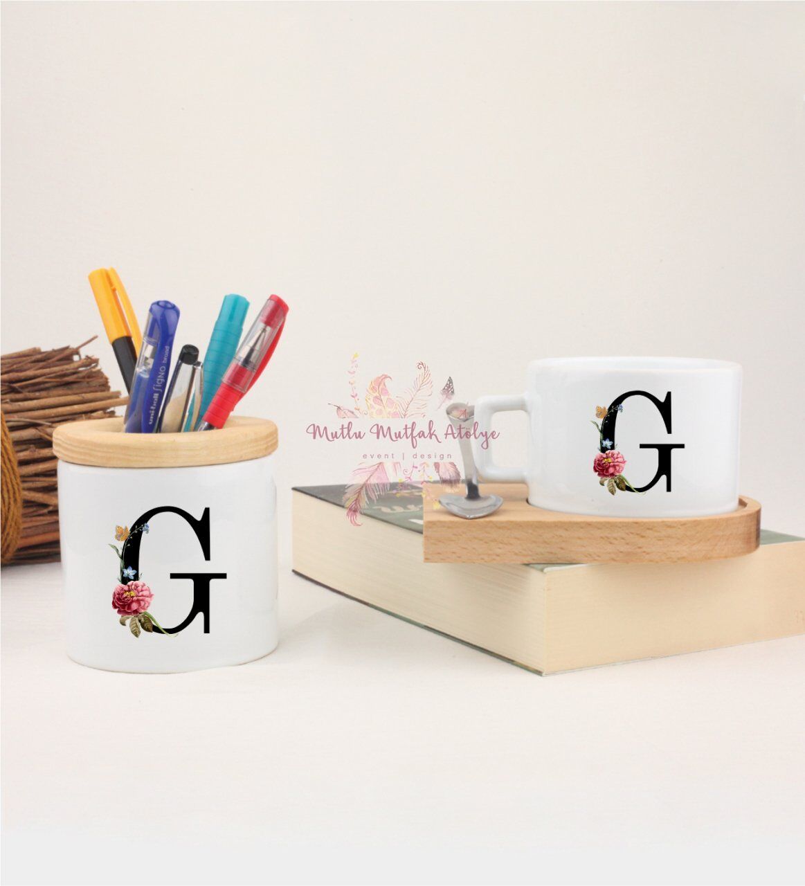 F Harfi Çiçek Desenli Kalemlik ve Ahşap Altlıklı Fincan