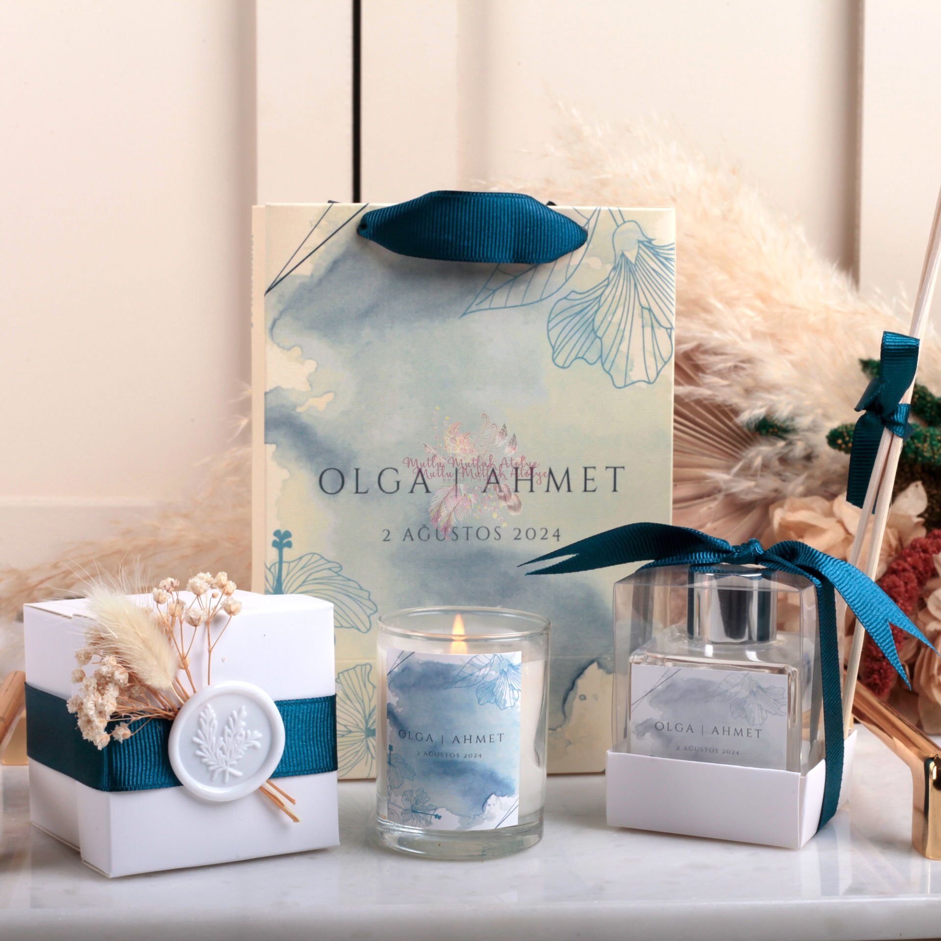 Hediyelik Mühürlü Kutulu Çiçekli Mum, Oda Kokusu ve Baskılı Karton Çanta Seti