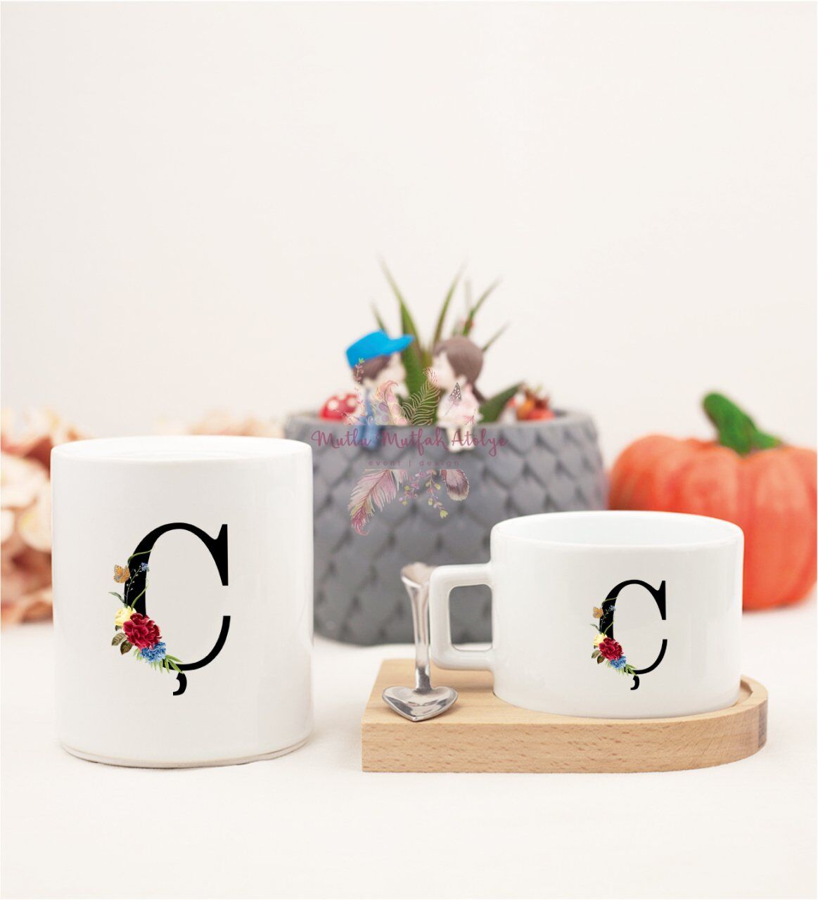 Ç Harfi Çiçek Desenli Ahşap Altlıklı Fincan ve Kumbara