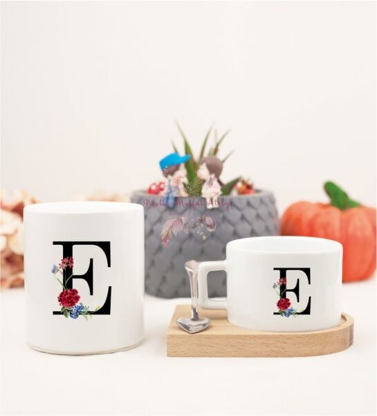E Harfi Çiçek Desenli Ahşap Altlıklı Fincan ve Kumbara