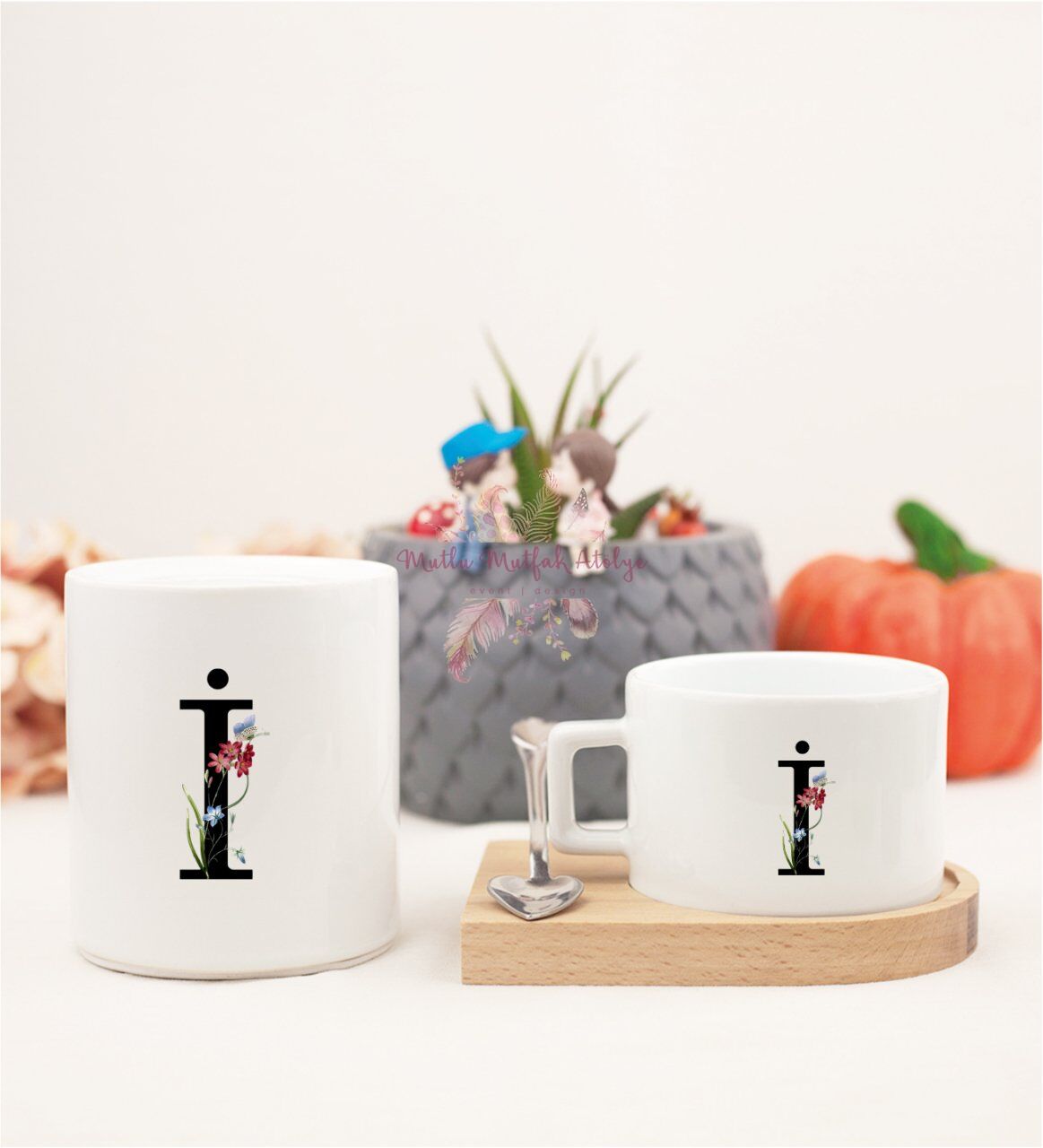 İ Harfi Çiçek Desenli Ahşap Altlıklı Fincan ve Kumbara