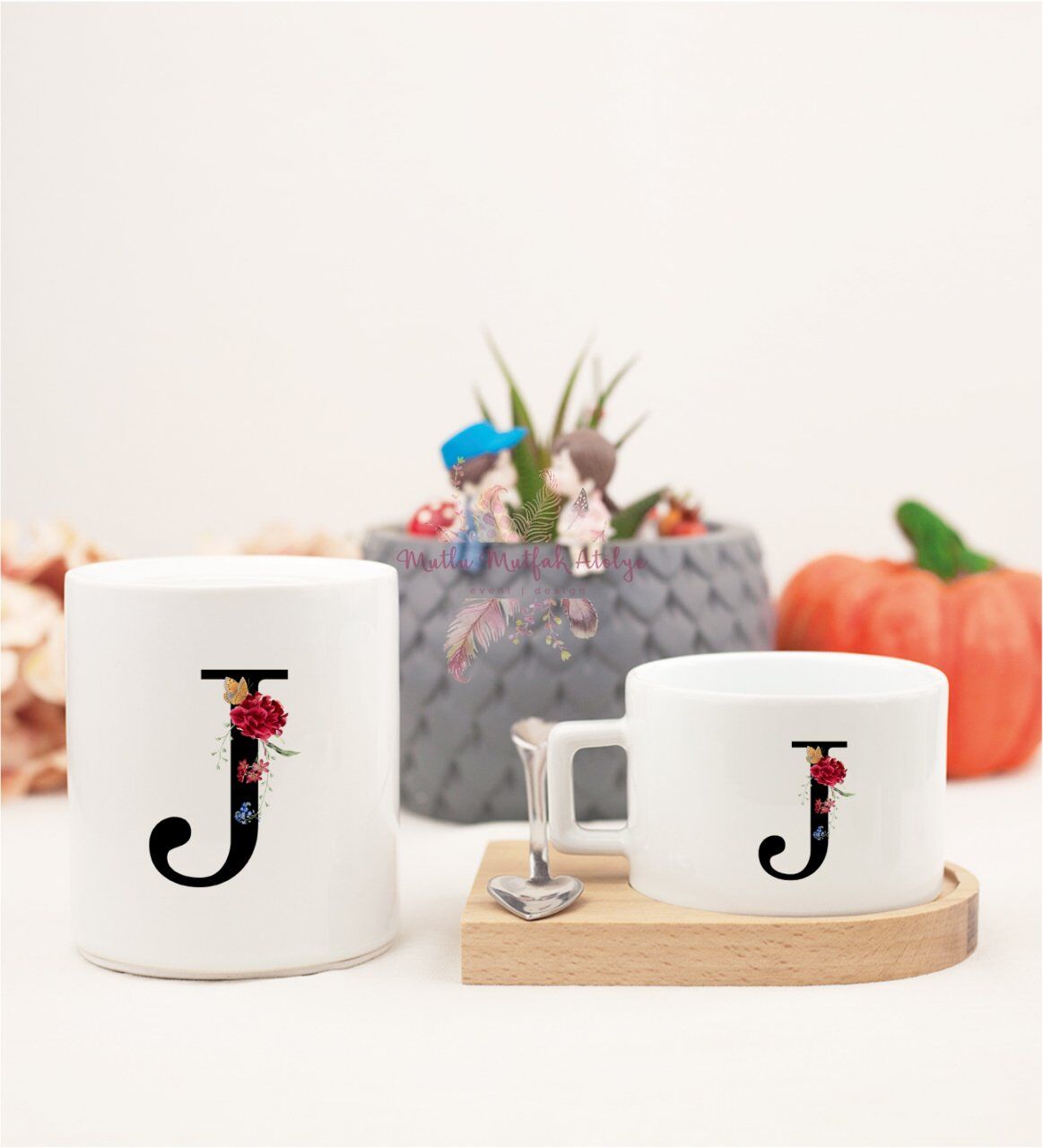 J Harfi Çiçek Desenli Ahşap Altlıklı Fincan ve Kumbara