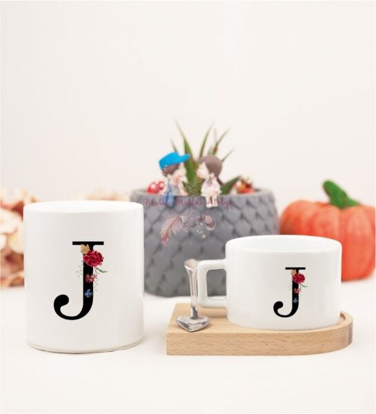 J Harfi Çiçek Desenli Ahşap Altlıklı Fincan ve Kumbara