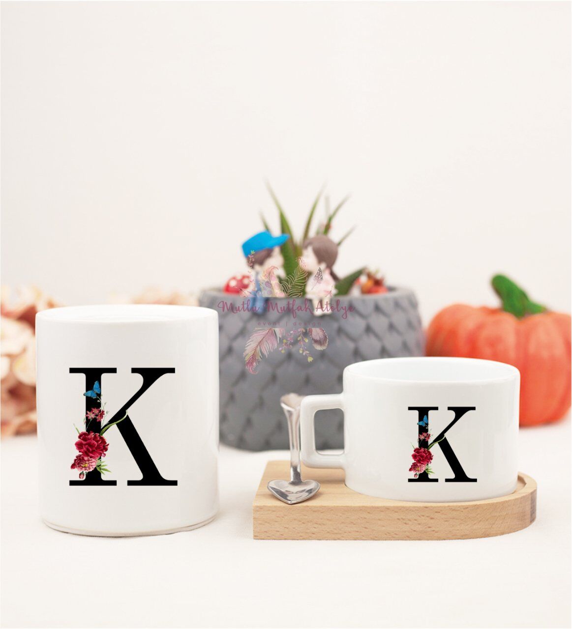 K Harfi Çiçek Desenli Ahşap Altlıklı Fincan ve Kumbara