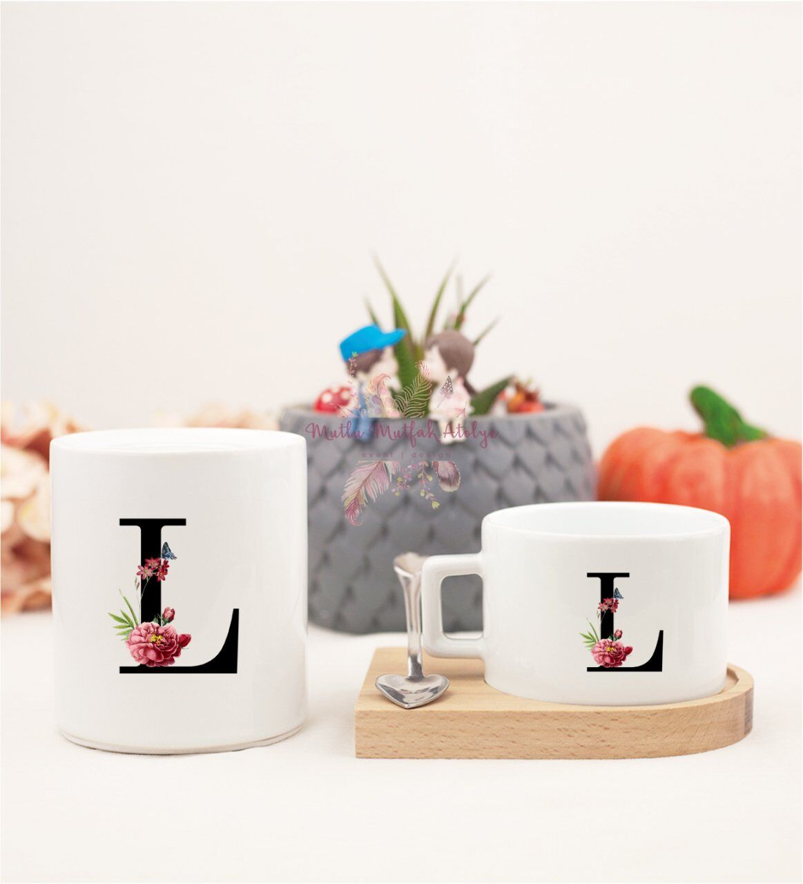 L Harfi Çiçek Desenli Ahşap Altlıklı Fincan ve Kumbara