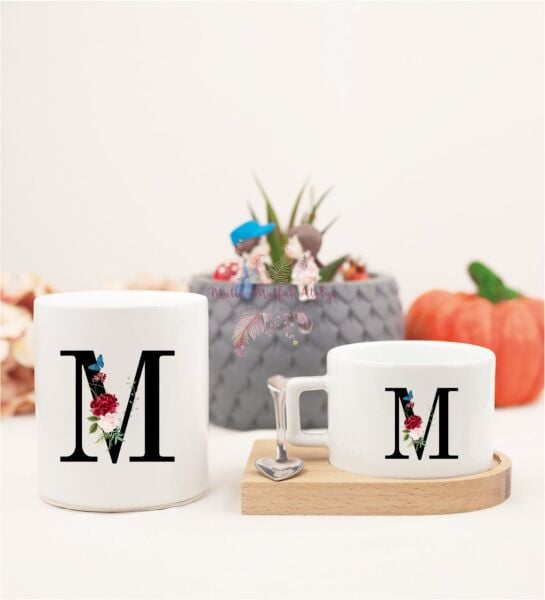 M Harfi Çiçek Desenli Ahşap Altlıklı Fincan ve Kumbara