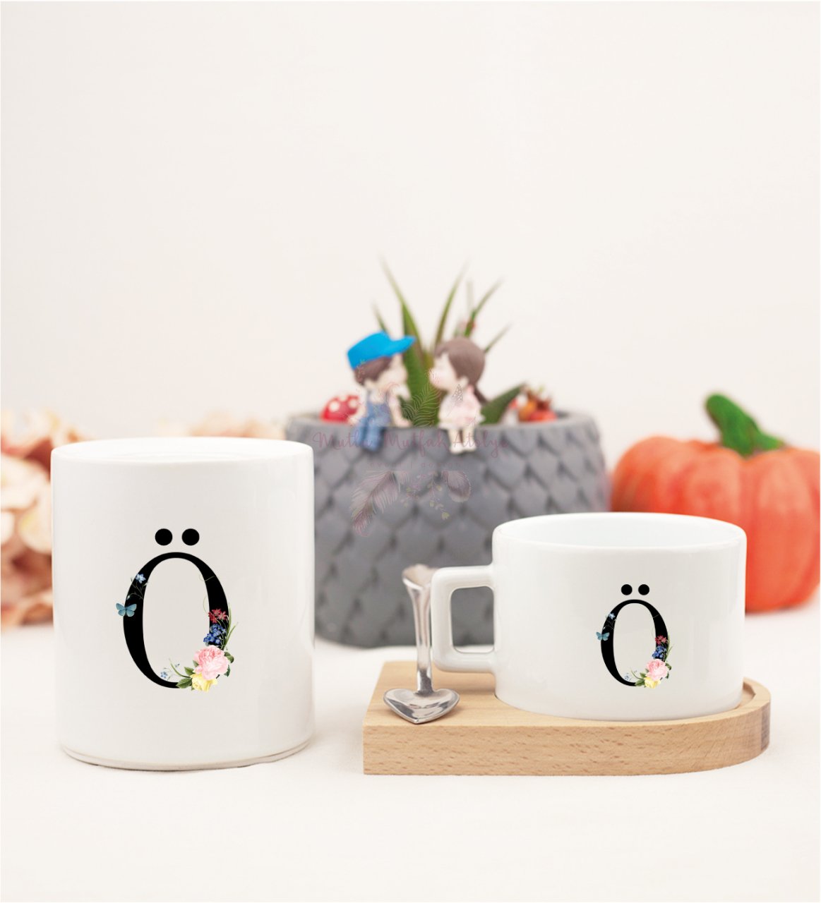 Ö Harfi Çiçek Desenli Ahşap Altlıklı Fincan ve Kumbara