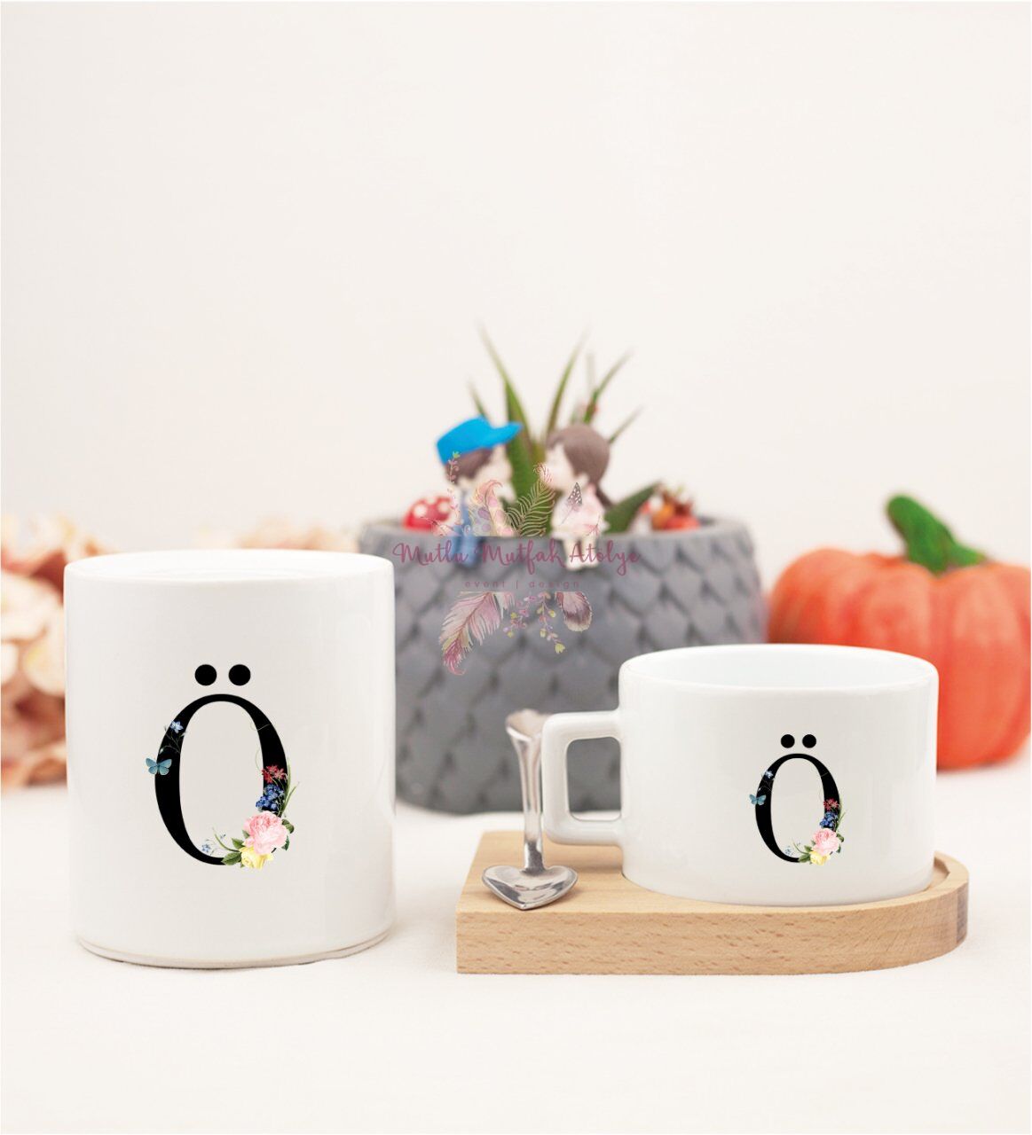 Ö Harfi Çiçek Desenli Ahşap Altlıklı Fincan ve Kumbara