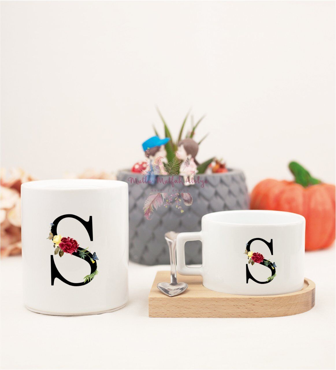 S Harfi Çiçek Desenli Ahşap Altlıklı Fincan ve Kumbara