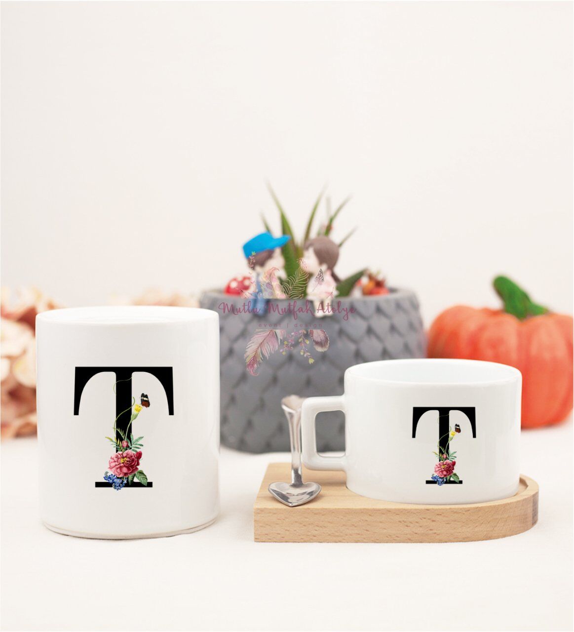 T Harfi Çiçek Desenli Ahşap Altlıklı Fincan ve Kumbara