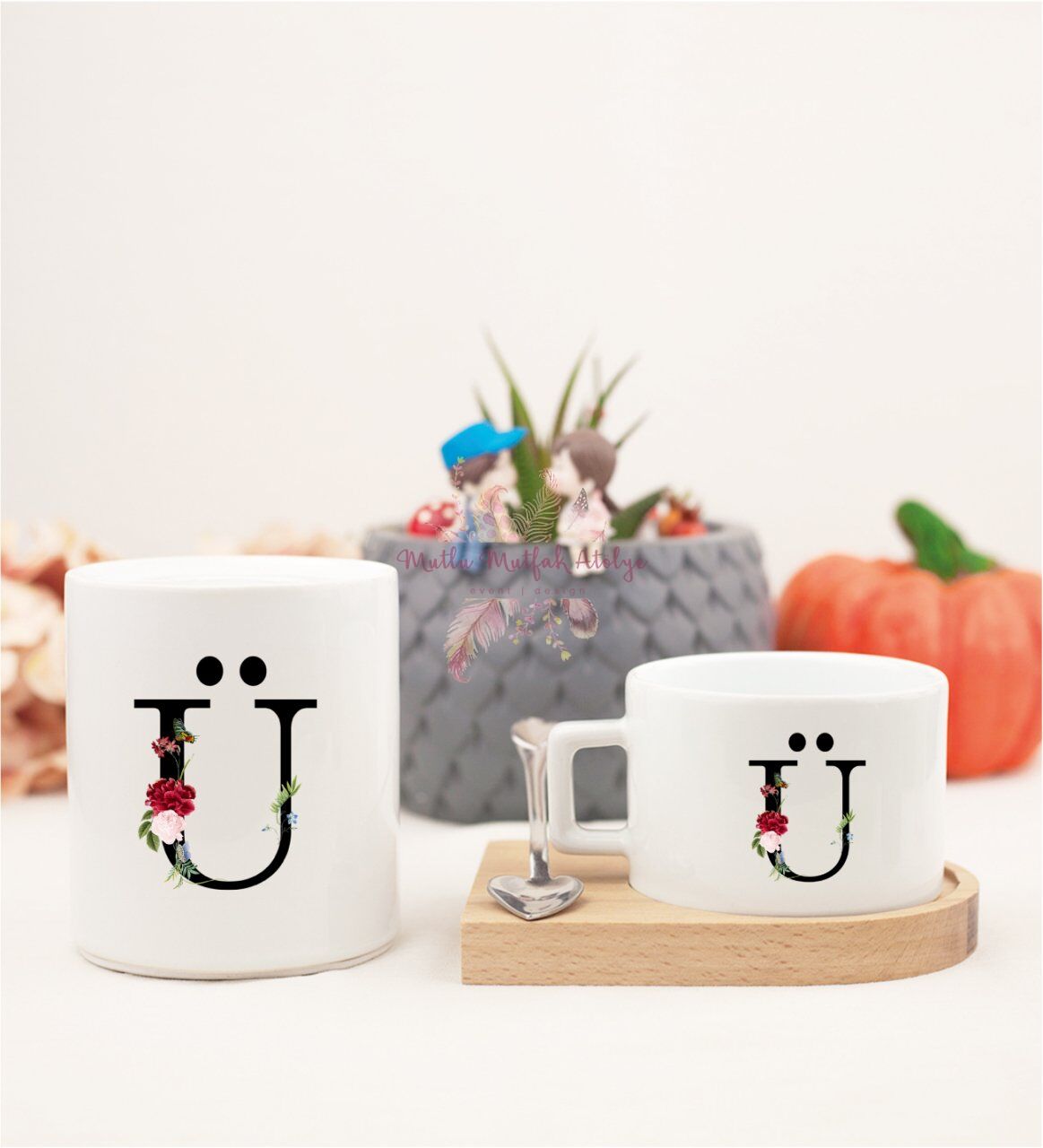 Ü Harfi Çiçek Desenli Ahşap Altlıklı Fincan ve Kumbara