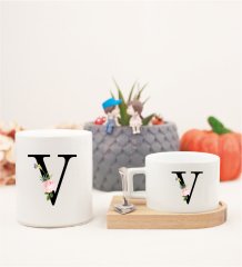 V Harfi Çiçek Desenli Ahşap Altlıklı Fincan ve Kumbara