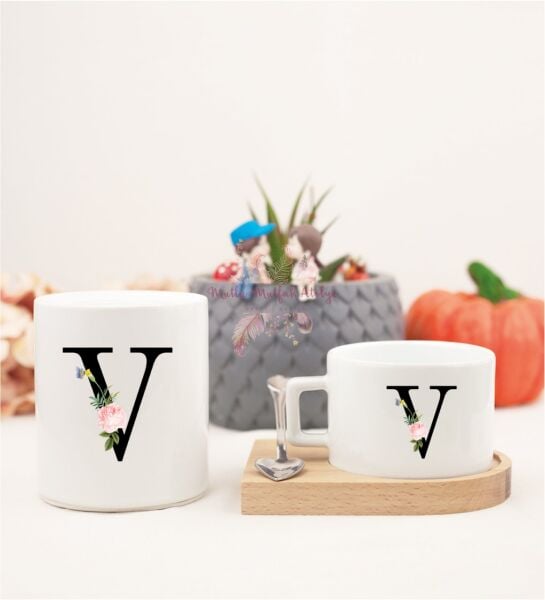 V Harfi Çiçek Desenli Ahşap Altlıklı Fincan ve Kumbara