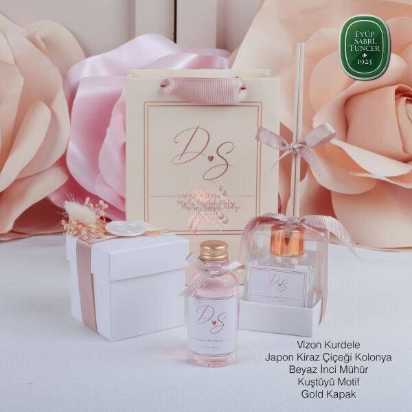 Hediyelik Mühürlü Kutulu Çiçekli Mum, Oda Kokusu, Kolonya ve Baskılı Karton Çanta Seti