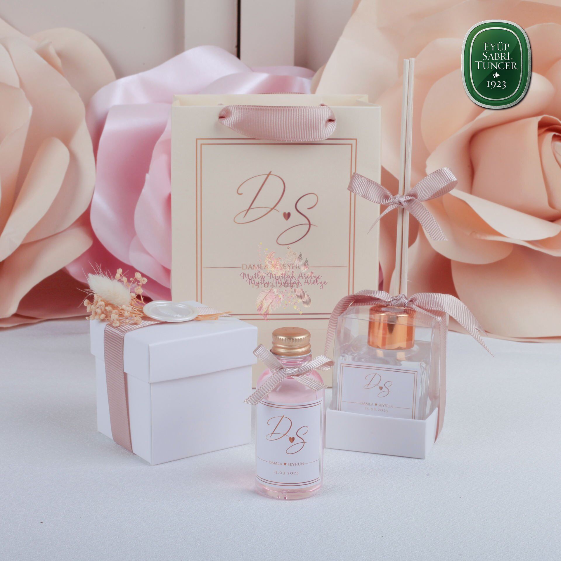 Hediyelik Mühürlü Kutulu Çiçekli Mum, Oda Kokusu, Kolonya ve Baskılı Karton Çanta Seti