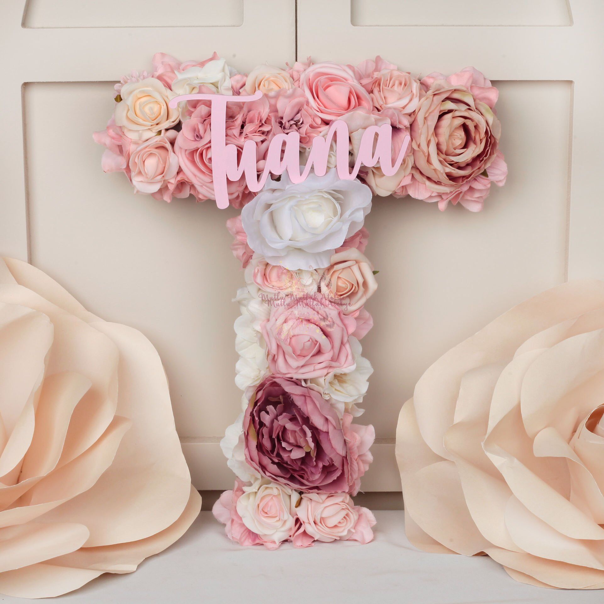 Kişiye Özel Harfli Çiçekli Kapı Süsü – Bebek ve Hastane Odası İçin