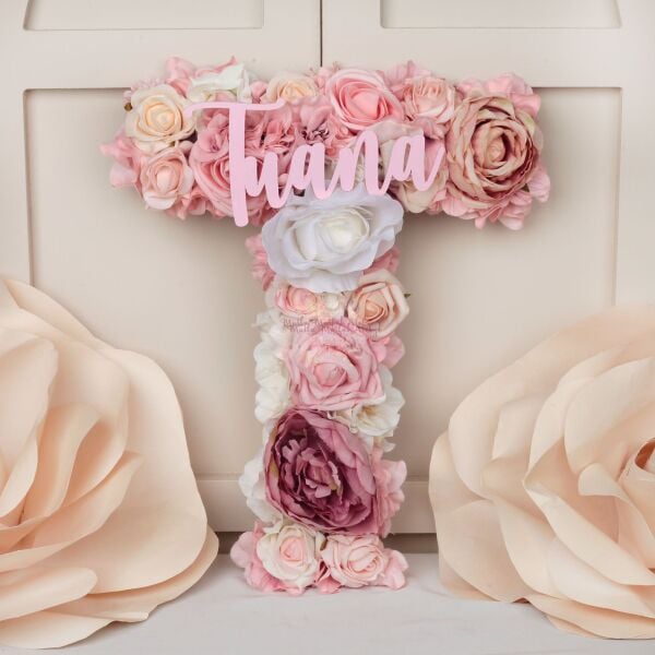 Kişiye Özel Harfli Çiçekli Kapı Süsü – Bebek ve Hastane Odası İçin