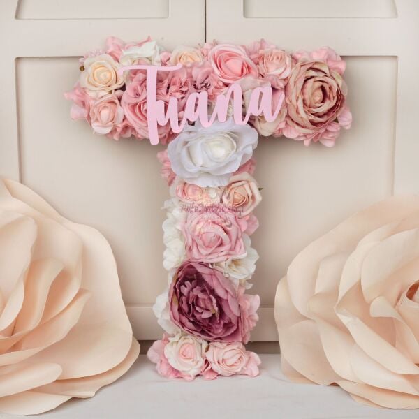 Kişiye Özel Harfli Çiçekli Kapı Süsü – Bebek ve Hastane Odası İçin