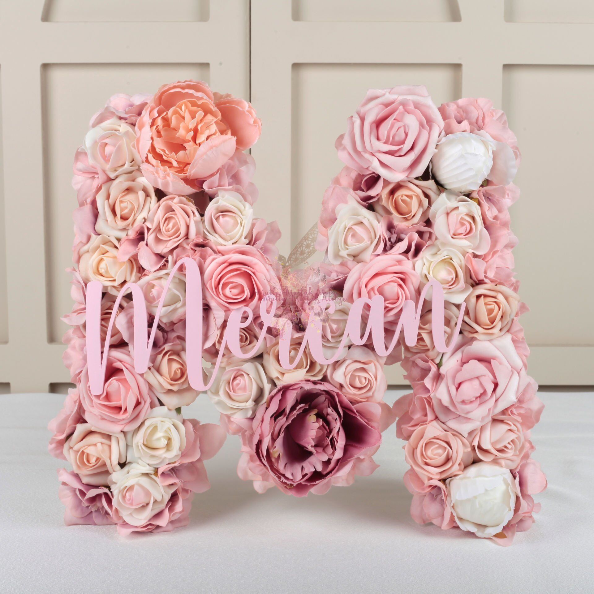 Kişiye Özel Harfli Çiçekli Kapı Süsü – Bebek ve Hastane Odası İçin