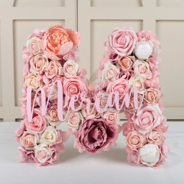 Kişiye Özel Harfli Çiçekli Kapı Süsü – Bebek ve Hastane Odası İçin