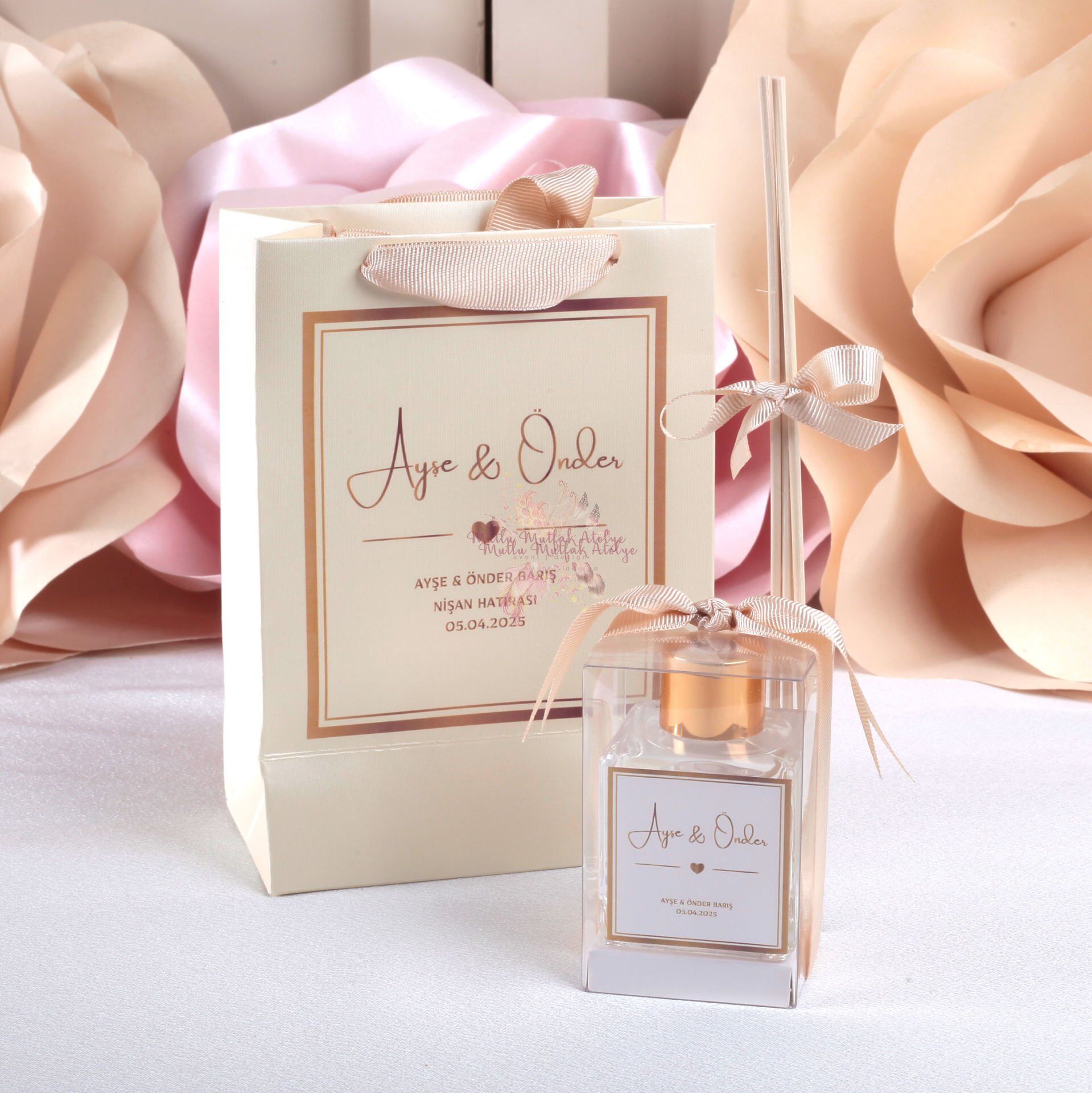 Hediyelik Yükseltili Oda Kokusu ve Baskılı Karton Çanta Seti Nişan Düğün Hediyeliği