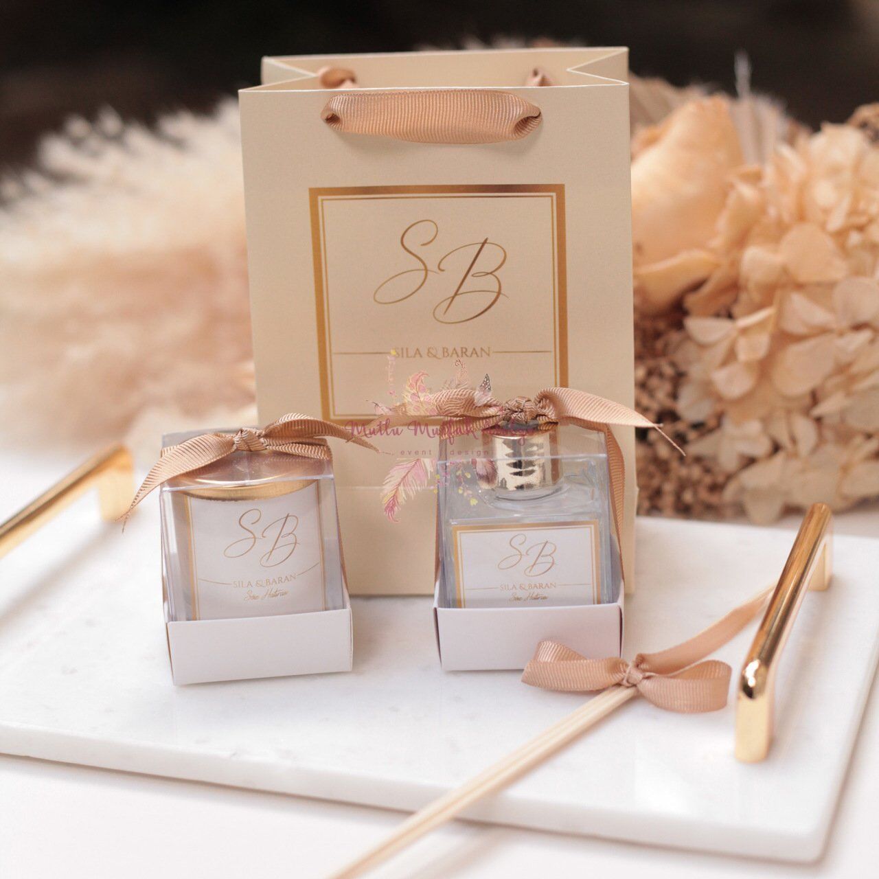 Hediyelik Kapaklı Kokulu Mum, Oda Kokusu ve Baskılı Karton Çanta Seti