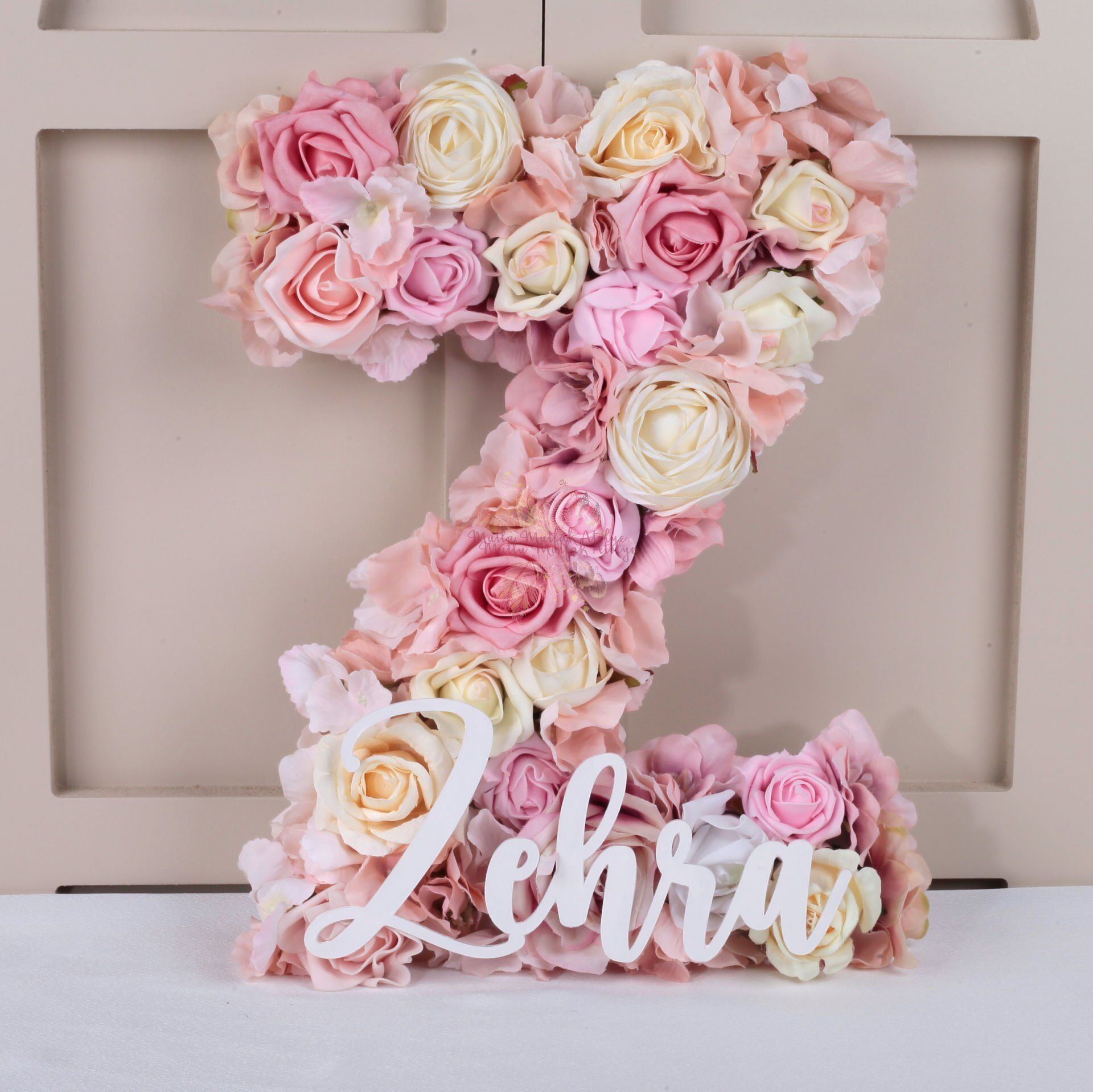 Kişiye Özel Harfli Çiçekli Kapı Süsü – Bebek ve Hastane Odası İçin