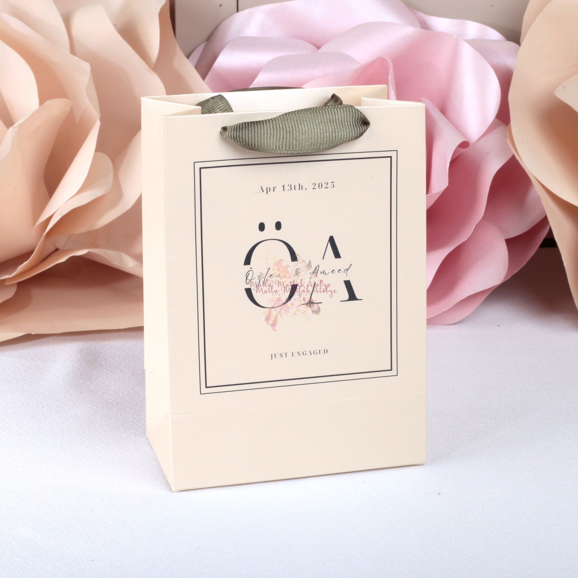 Monogram Harfli Hediyelik Baskılı Karton Çanta