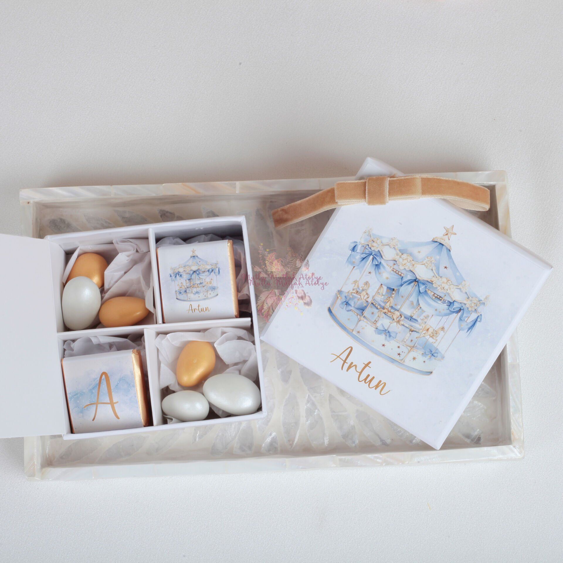 Kadife Kurdeleli 4 Bölmeli Çikolata ve Draje Kutusu – Yenidoğan Bebek ve Doğum Günü Hediyeliği