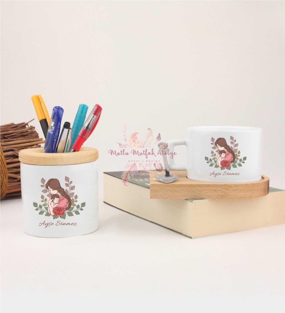 Kişiye Özel Anneler Günü Kalemlik ve Ahşap Altlıklı Fincan