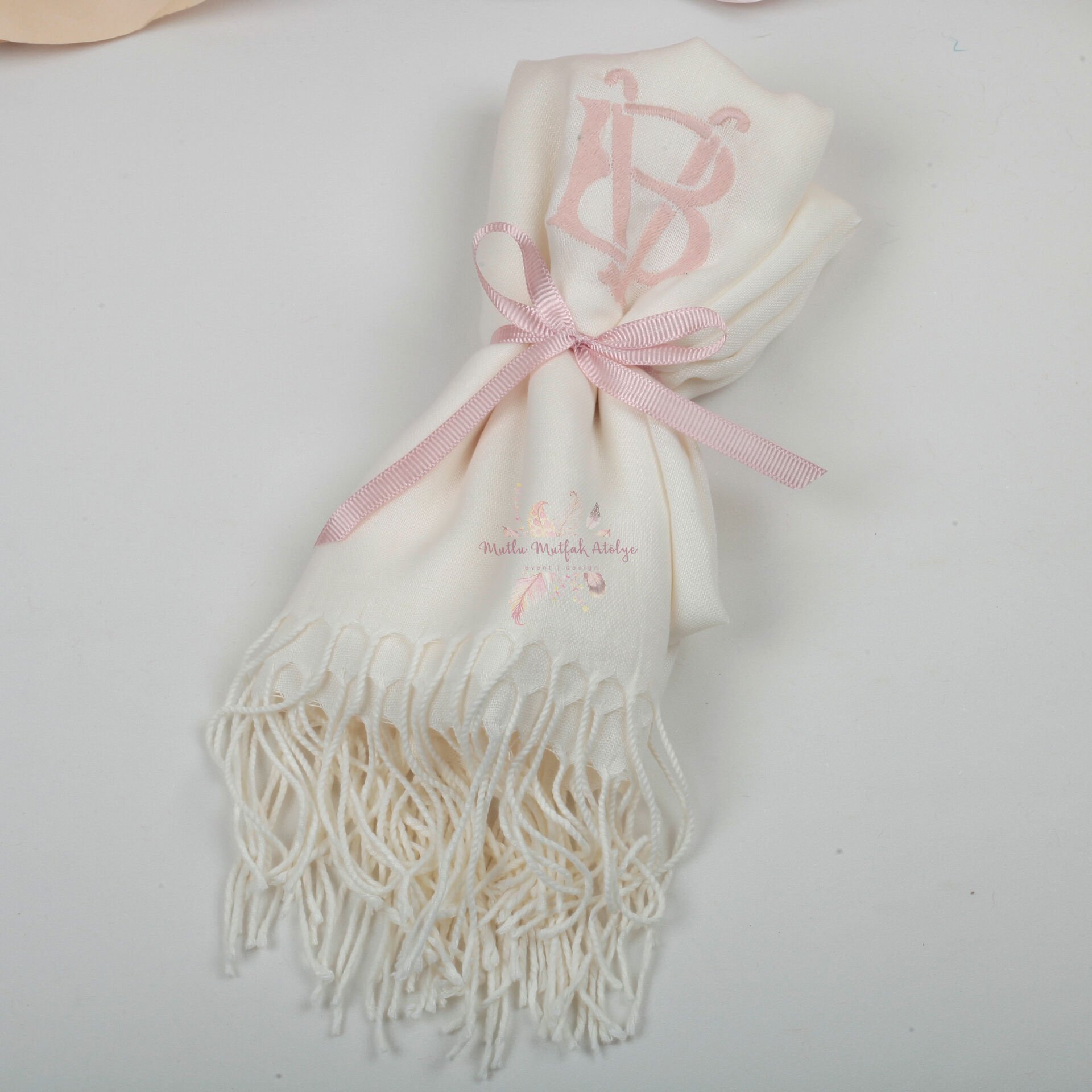 Kişiye Özel Nakışlı Şal – İsimli, Harfli, Hediyelik Şal | Düğün, Nişan, Söz ve Baby Shower Hediyesi