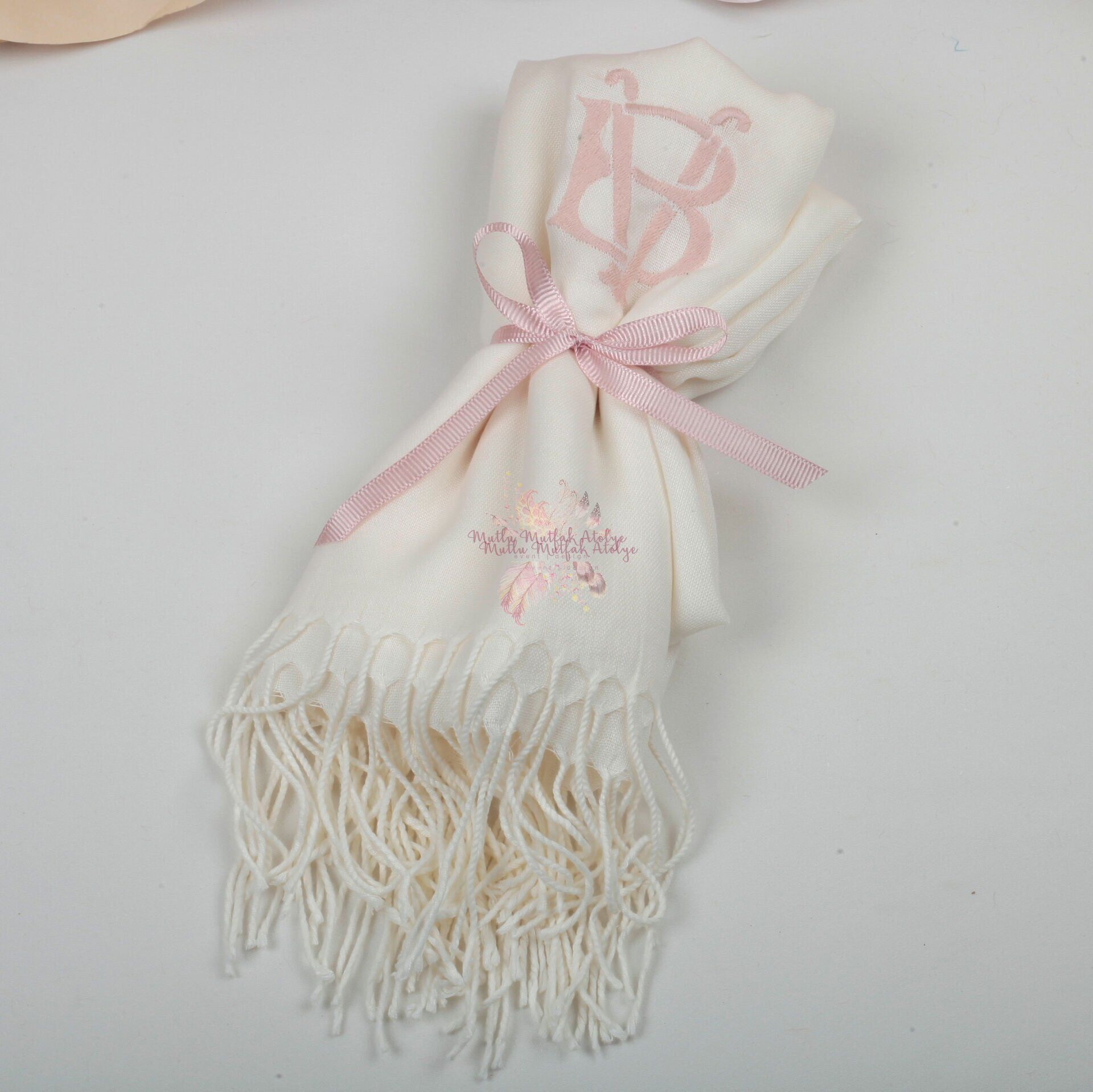 Kişiye Özel Nakışlı Şal – İsimli, Harfli, Hediyelik Şal | Düğün, Nişan, Söz ve Baby Shower Hediyesi