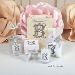 Monogram Desenli Oda Kokusu, Vanilya Kokulu Mum, Baskılı Lavanta Kesesi ve Karton Çanta Hediyelik Seti