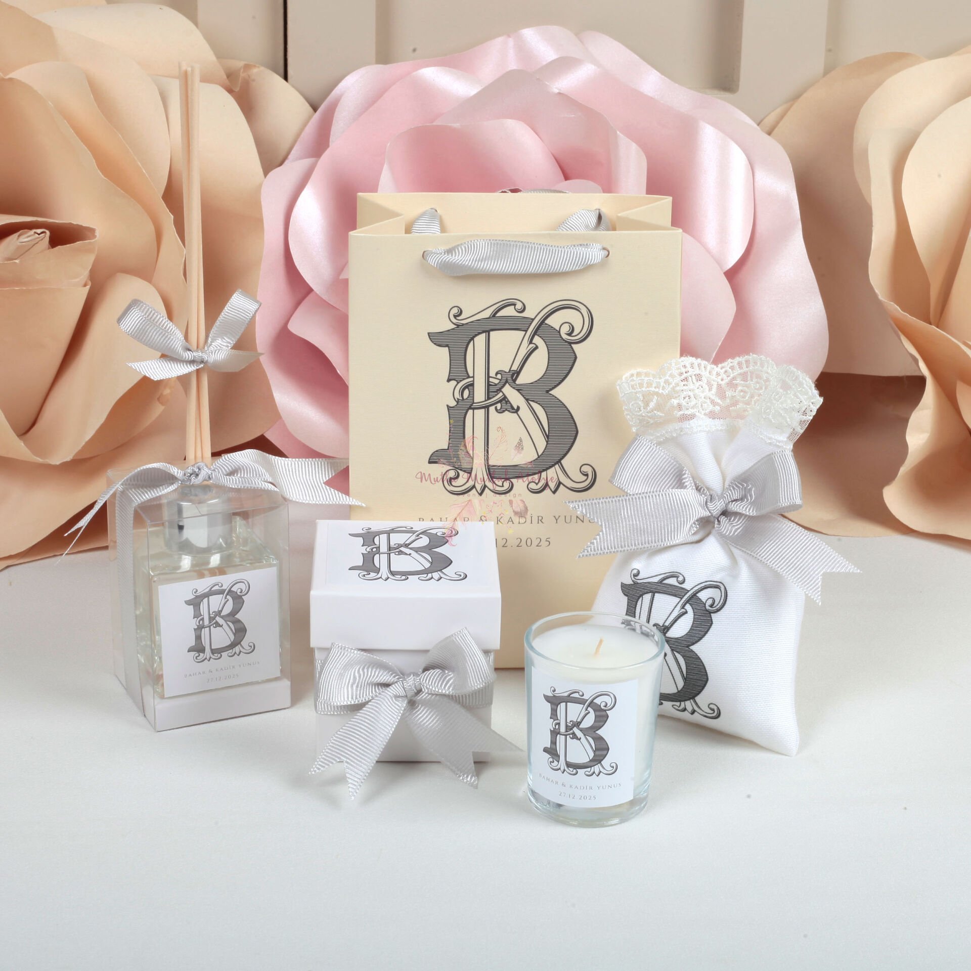 Monogram Desenli Oda Kokusu, Vanilya Kokulu Mum, Baskılı Lavanta Kesesi ve Karton Çanta Hediyelik Seti