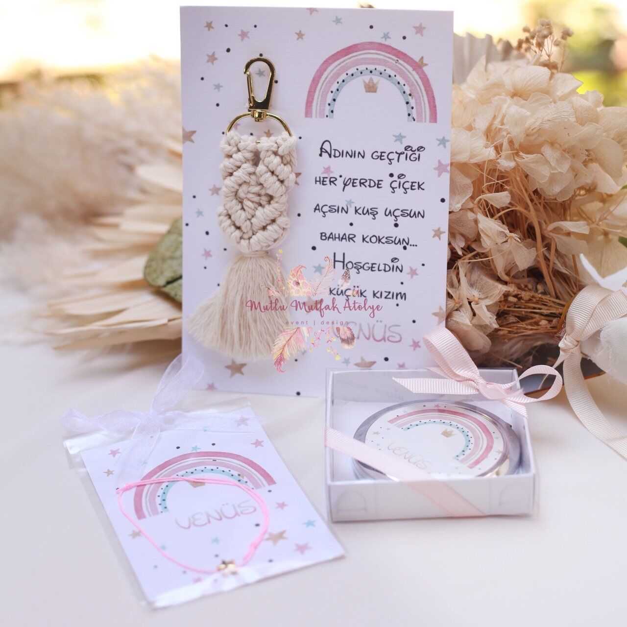 Hediyelik Şans Bilekliği, Ayna ve Makrome Anahtarlık Seti Yenidoğan Bebek, Doğum Günü Hediyesi