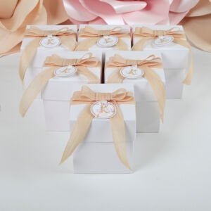 Keten Kurdeleli Vanilya Kokulu Beton Mum – Kişiye Özel Monogram Tasarımlı Düğün & Nişan Hediyeliği