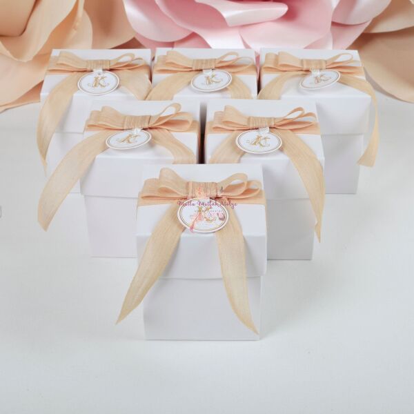 Keten Kurdeleli Vanilya Kokulu Beton Mum – Kişiye Özel Monogram Tasarımlı Düğün & Nişan Hediyeliği