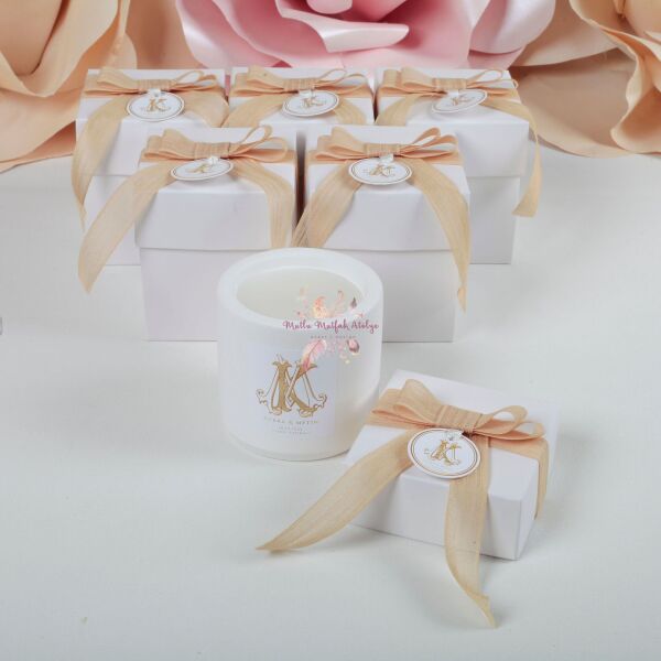 Keten Kurdeleli Vanilya Kokulu Beton Mum – Kişiye Özel Monogram Tasarımlı Düğün & Nişan Hediyeliği