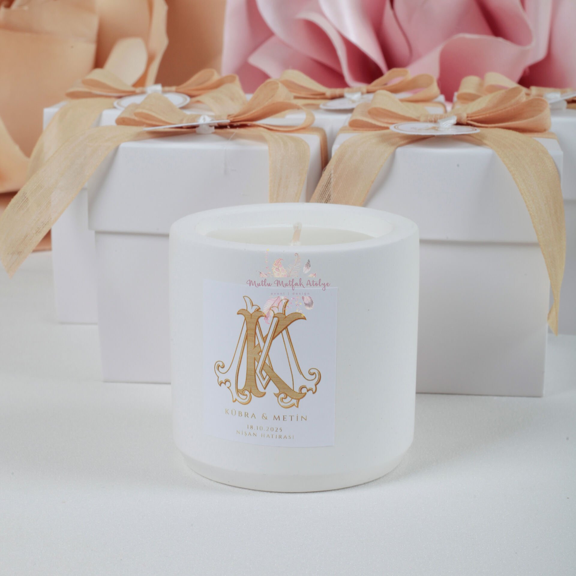 Keten Kurdeleli Vanilya Kokulu Beton Mum – Kişiye Özel Monogram Tasarımlı Düğün & Nişan Hediyeliği