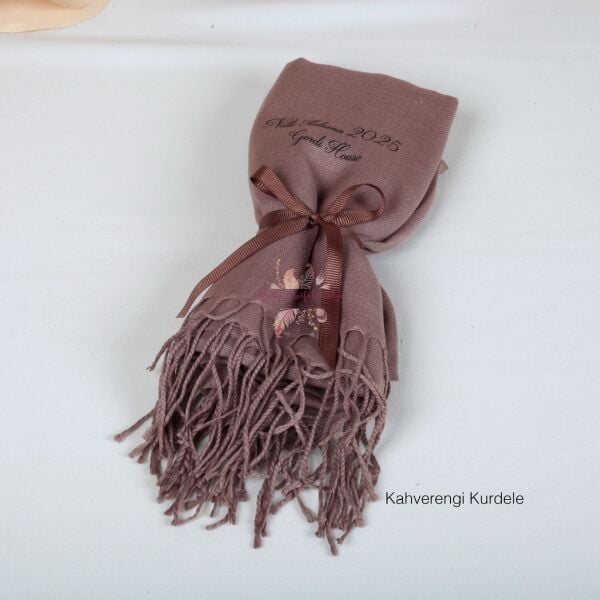 Kişiye Özel Baskılı Şal – İsimli & Harfli Hediyelik Şal | Düğün, Nişan, Söz ve Baby Shower