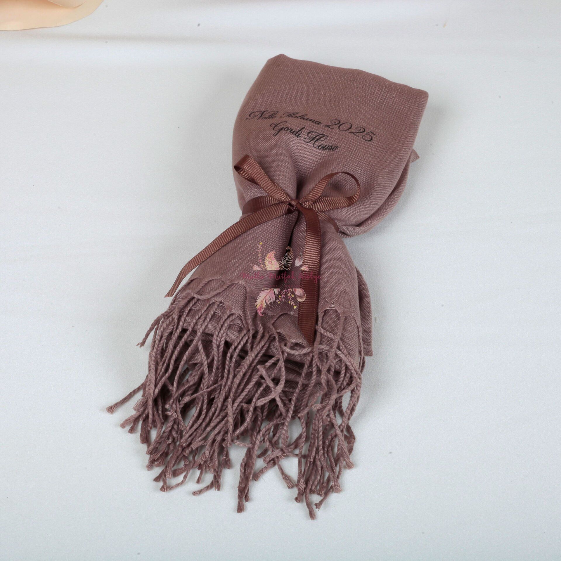 Kişiye Özel Baskılı Şal – İsimli & Harfli Hediyelik Şal | Düğün, Nişan, Söz ve Baby Shower