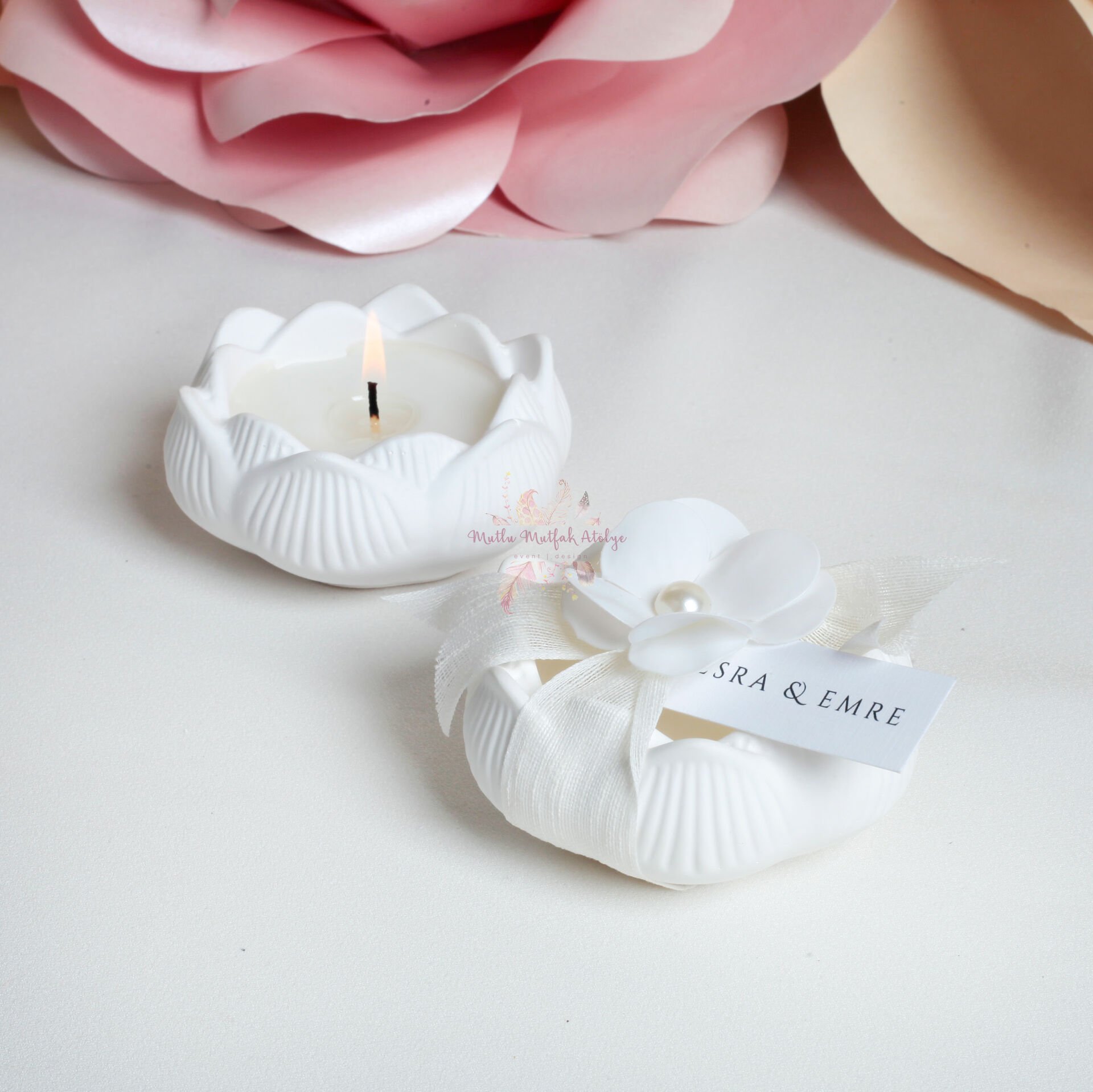 Kişiye Özel Vanilya Kokulu Çiçek Süslemeli Lotus Beton Mum