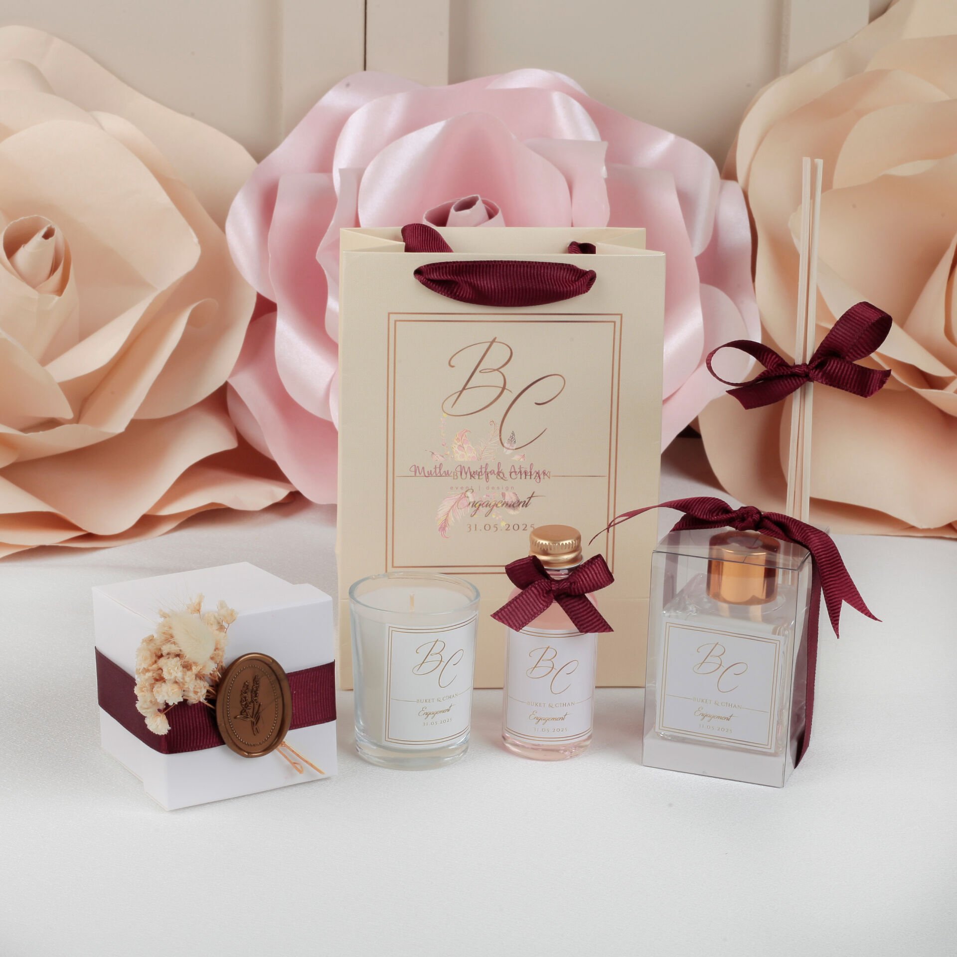 Düğün, Nişan ve Söz İçin Özel Hediyelik Set – Mum, Oda Kokusu, Kolonya ve Baskılı Çanta