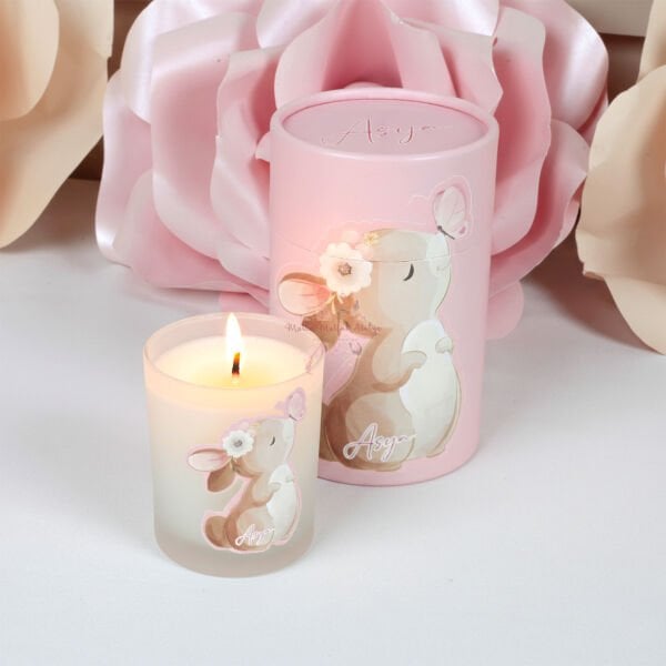 Büyük Boy Vanilya Kokulu Kişiye Özel Tavşan Konseptli Buzlu Cam Bardak Mum - 9x12 cm Silindir Kutulu