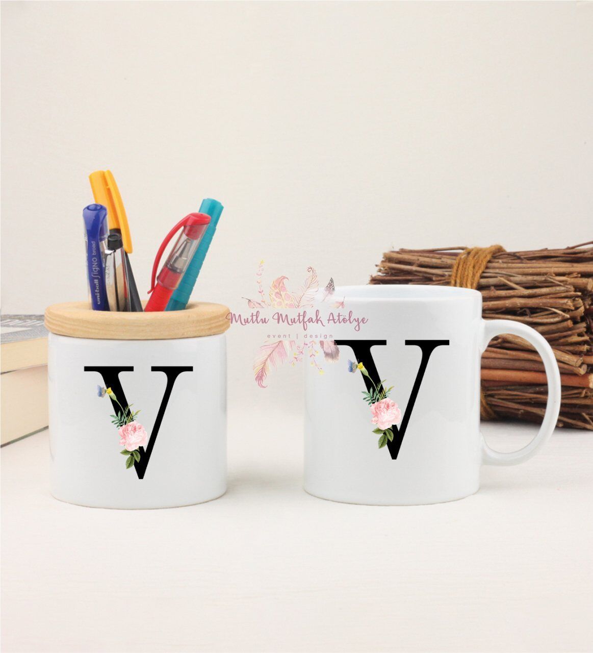 V Harfi Çiçek Desenli Kalemlik ve Kupa Bardak
