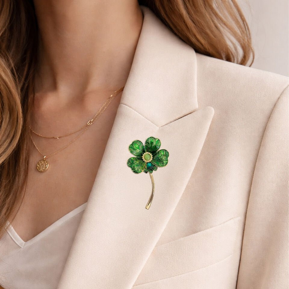 8 Mart Dünya Kadınlar Günü Yonca Broş – Yeşil Taşlı Şans Yoncası Yaka İğnesi – Kartlı Kutulu Kurumsal Hediyelik