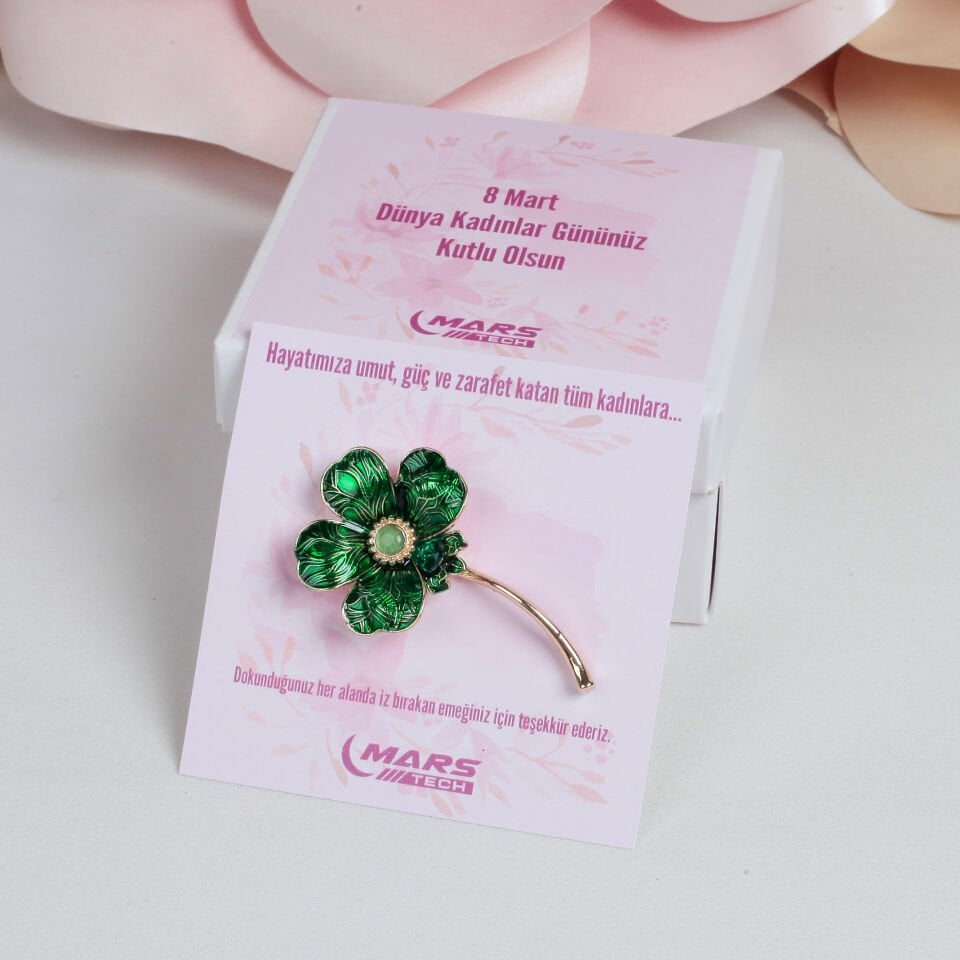 8 Mart Dünya Kadınlar Günü Yonca Broş – Yeşil Taşlı Şans Yoncası Yaka İğnesi – Kartlı Kutulu Kurumsal Hediyelik