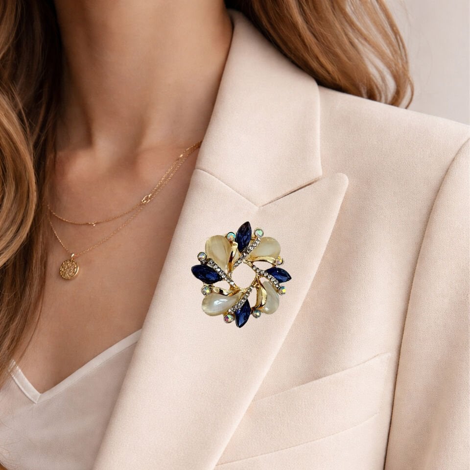 8 Mart Dünya Kadınlar Günü Lacivert Taşlı Çiçek Broş – Kartlı Kutulu Kurumsal Hediyelik