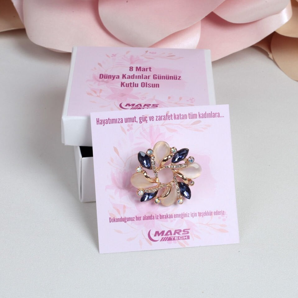8 Mart Dünya Kadınlar Günü Lacivert Taşlı Çiçek Broş – Kartlı Kutulu Kurumsal Hediyelik